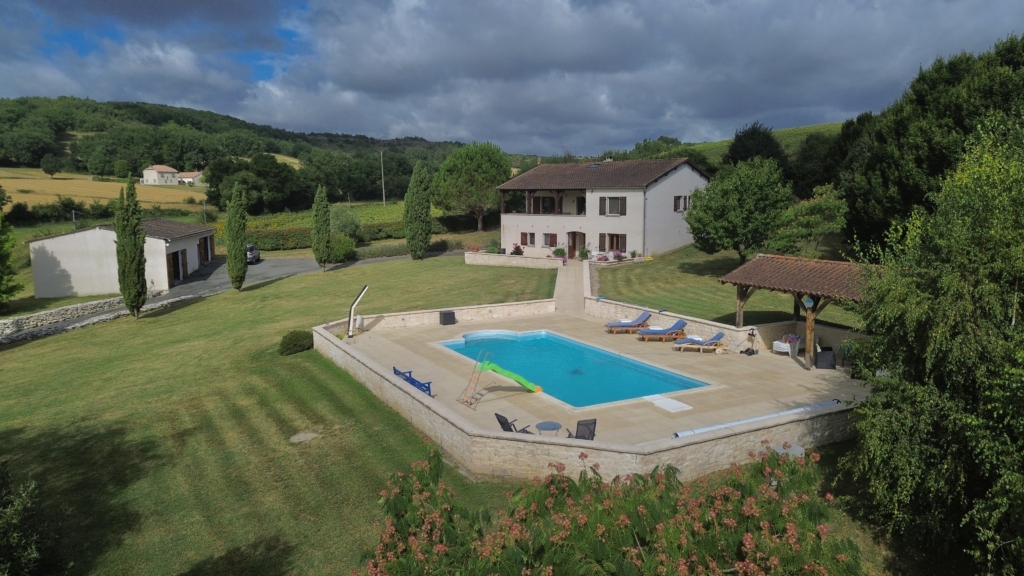 lovely 3 bed house with pool