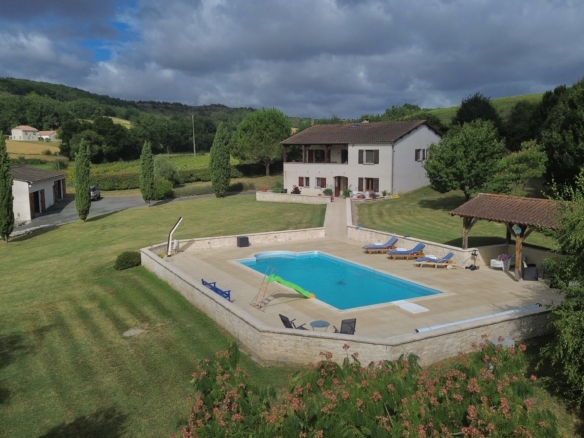 3 bed house with pool near montcuq