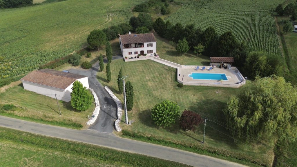 lovely 3 bed house with pool