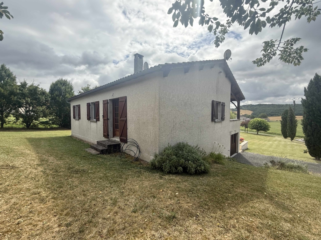 lovely 3 bed house with pool