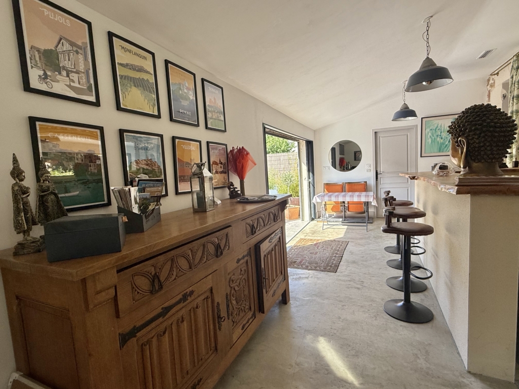 bar area 