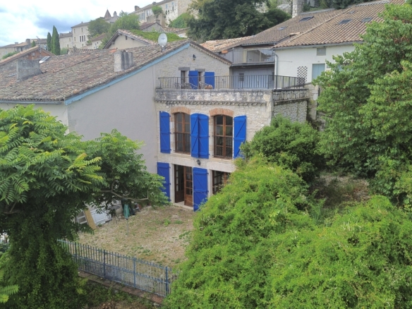 2 bed house with garden and terrace