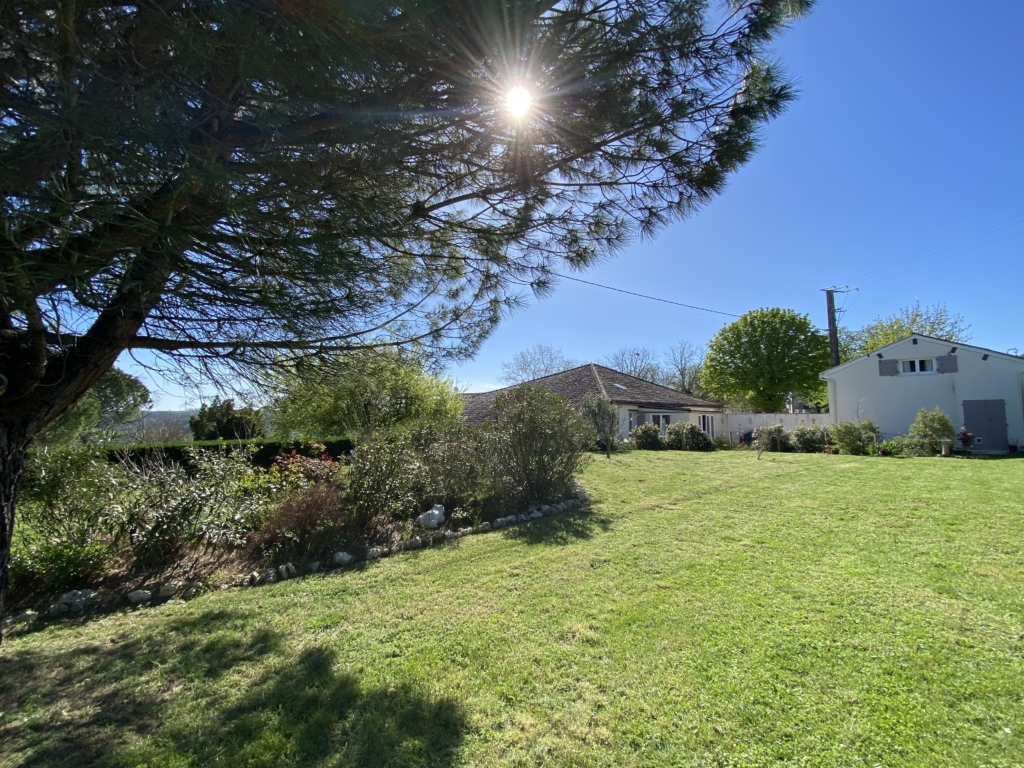 Single-storey house with large garage and flat garden 