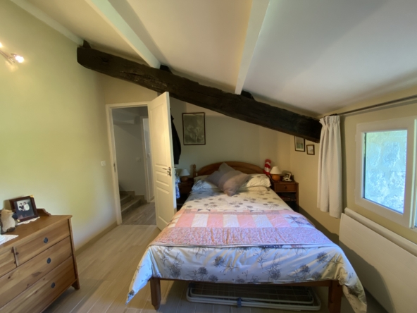 Single-storey house with large garage and flat garden