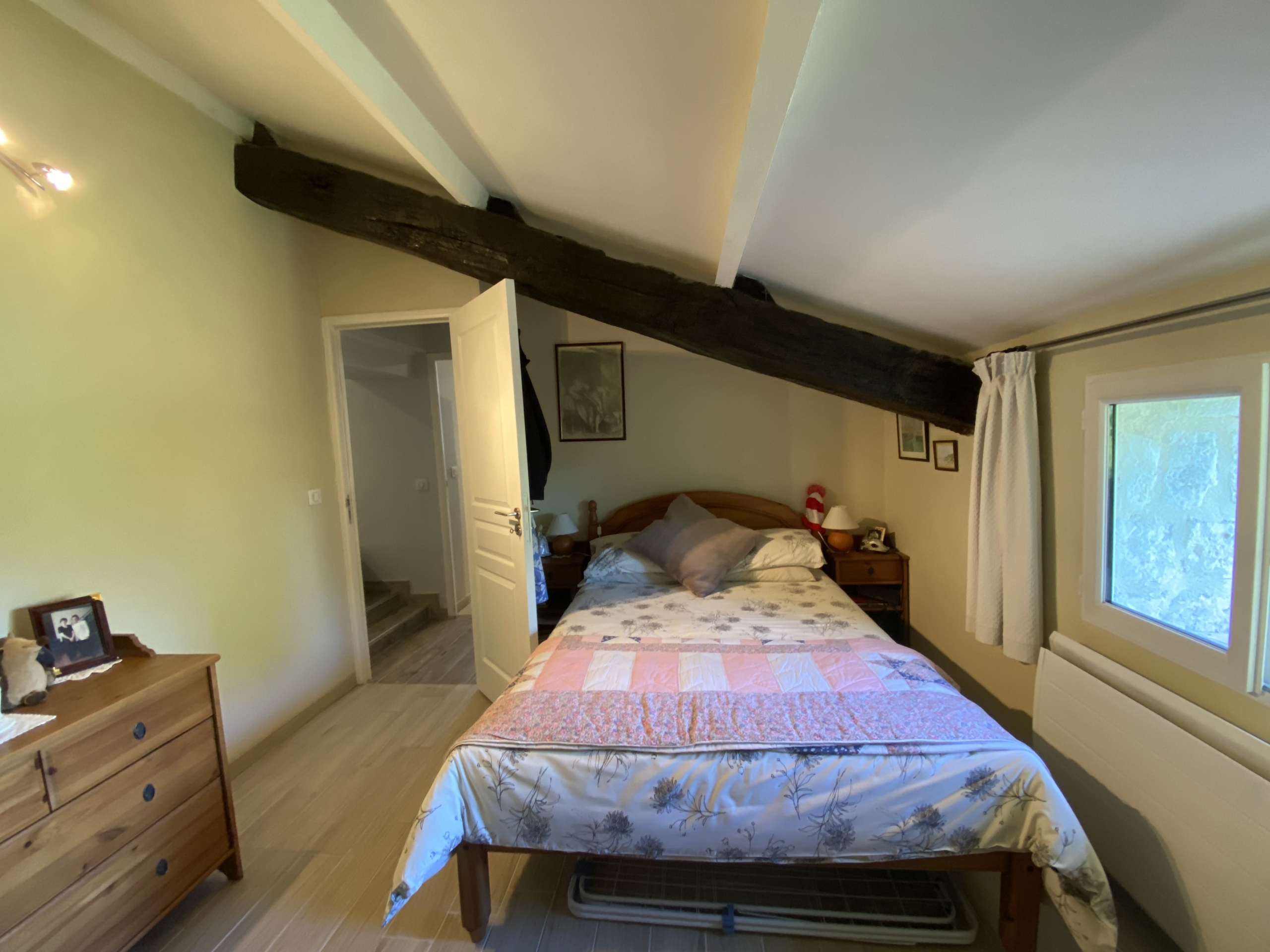 Single-storey house with large garage and flat garden