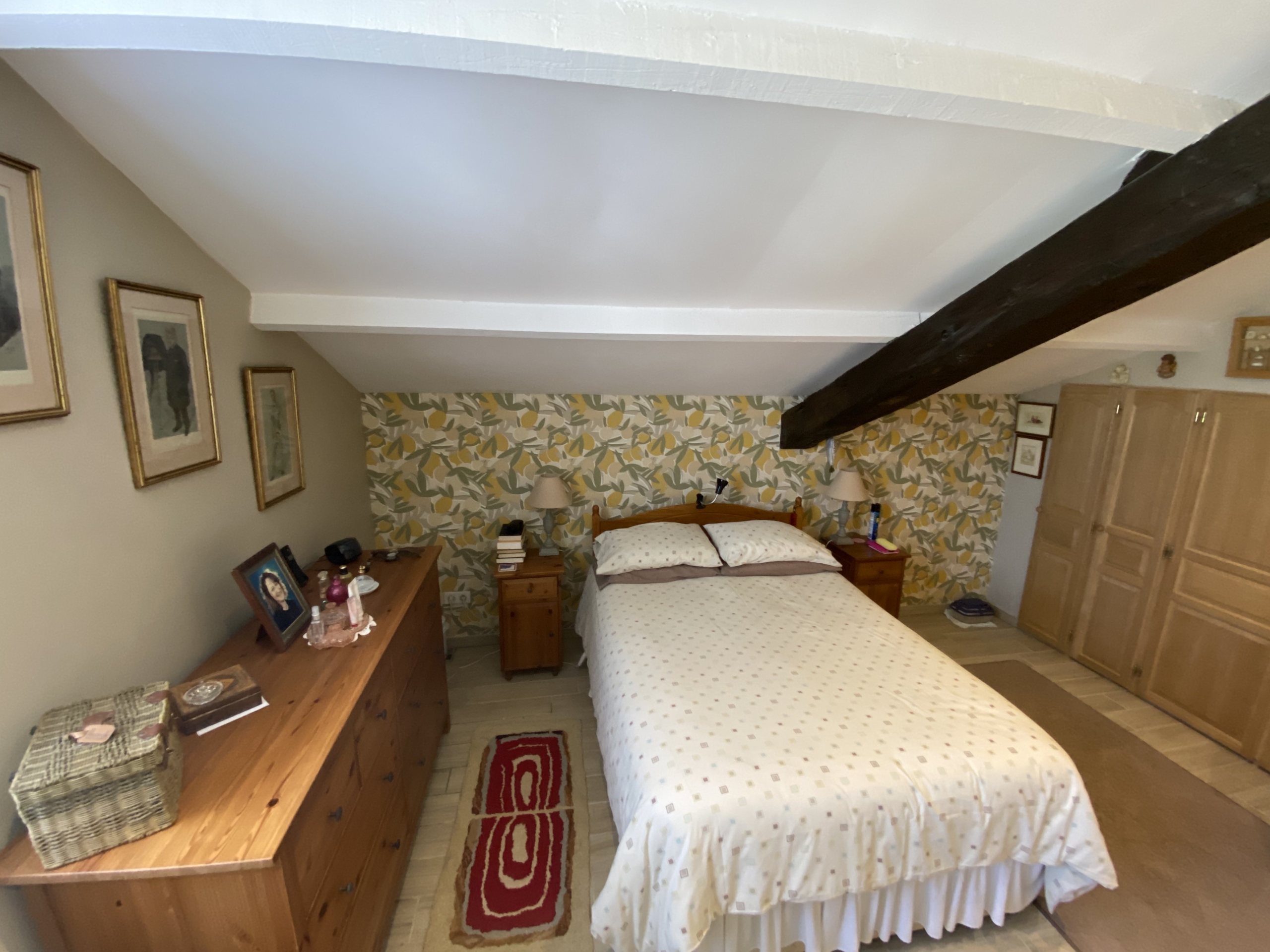 Single-storey house with large garage and flat garden