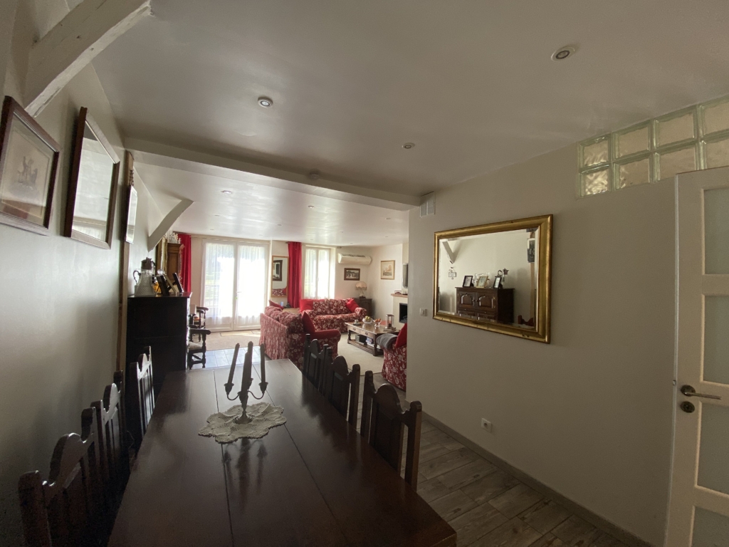 Single-storey house with large garage