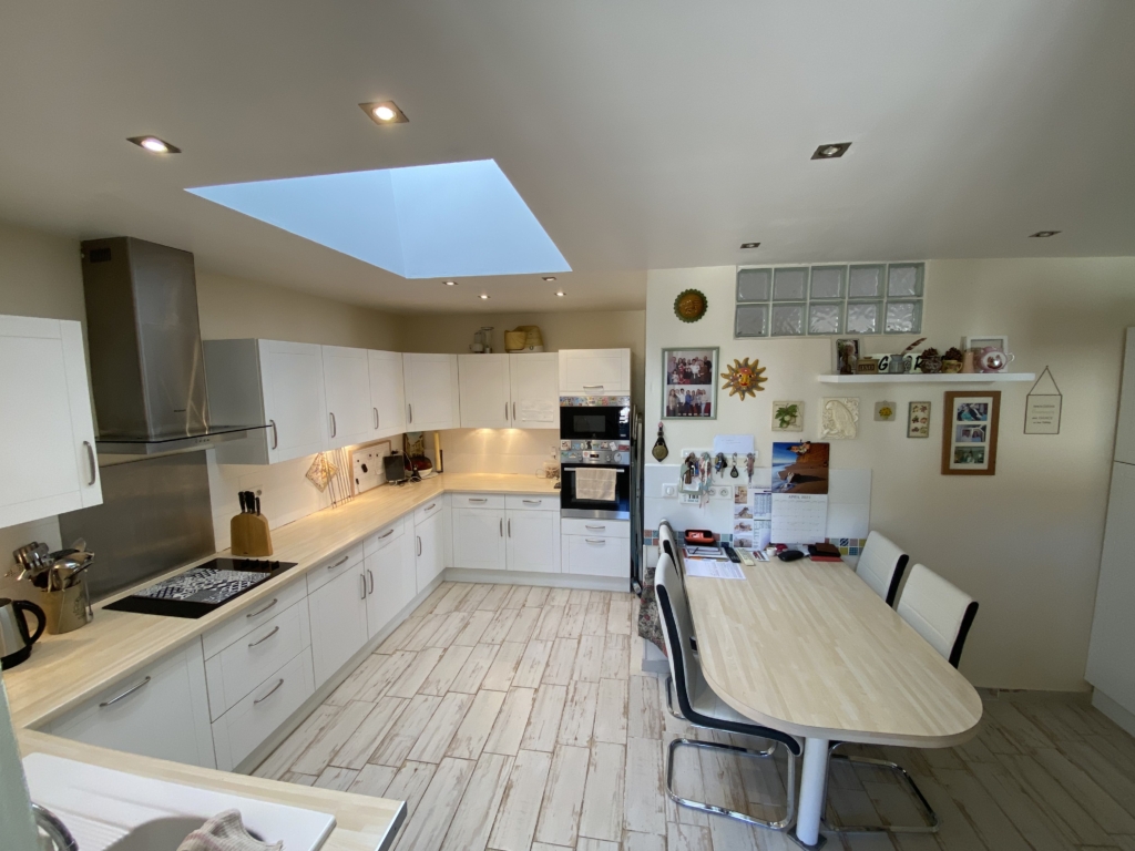 Single-storey house with large garage and flat garden 