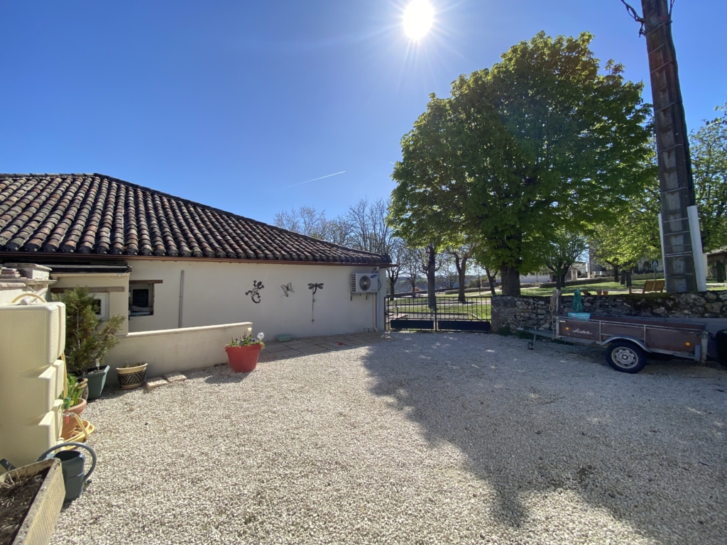 Single-storey house with large garage and flat garden 