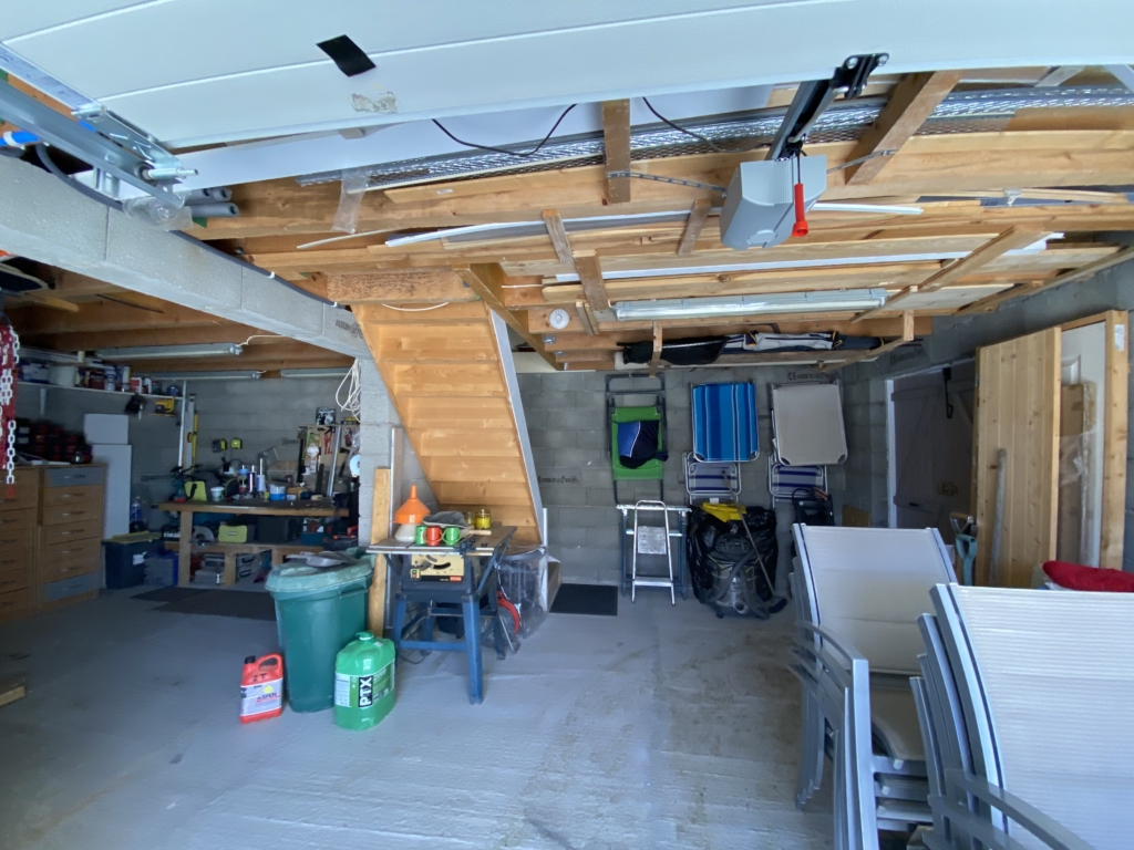 Single-storey house with large garage and flat garden 