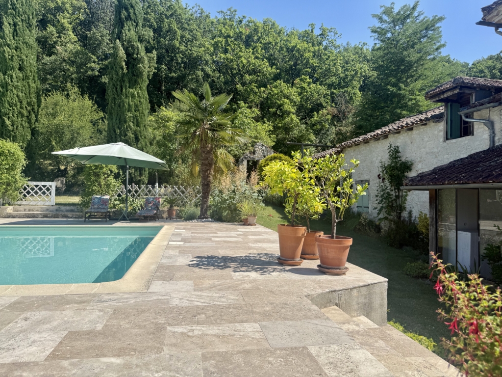 rural farmhouse with pool and 3 hectares 