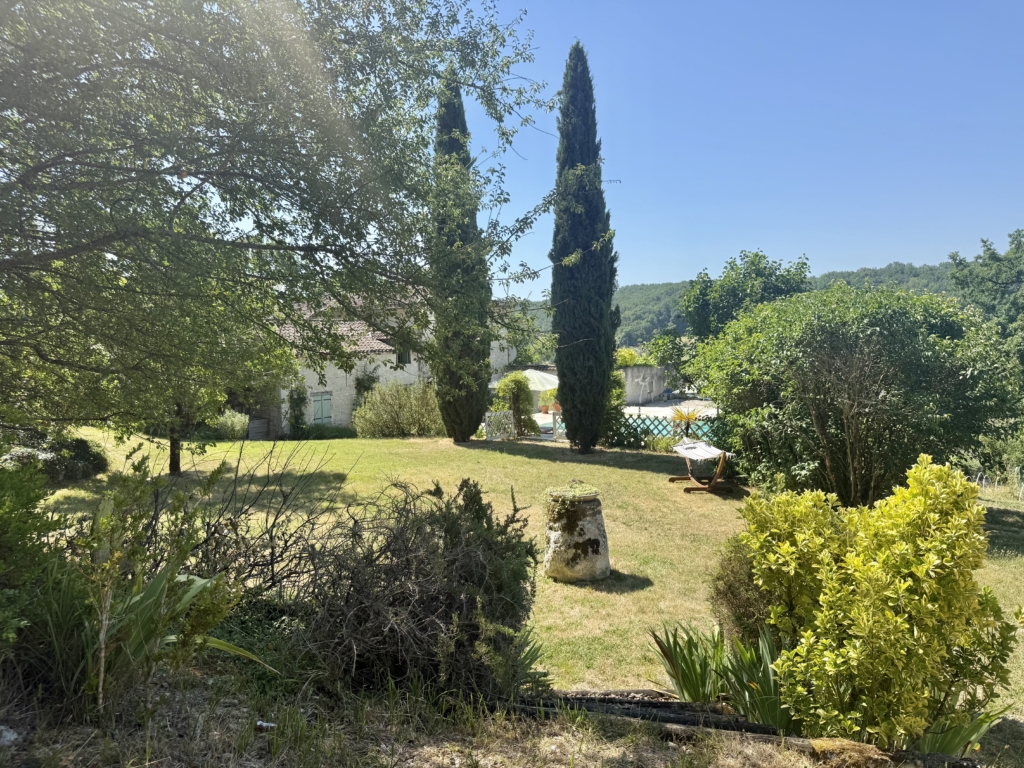 Rural farmhouse with pool  3 hectares
