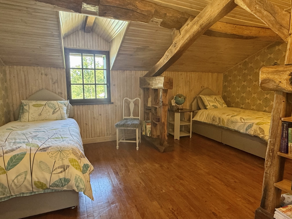 rural farmhouse with pool and 3 hectares 