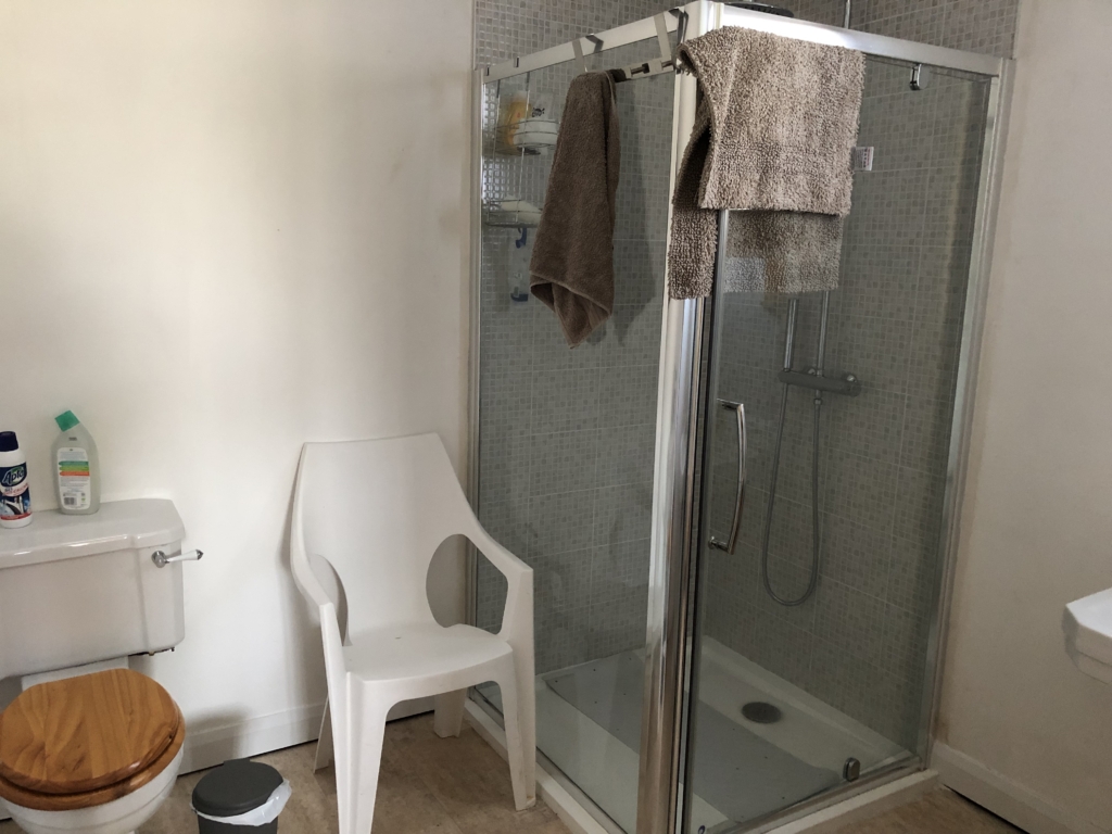 2 bed bungalow with garden