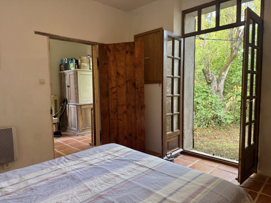 4 bed stone house with attached barn