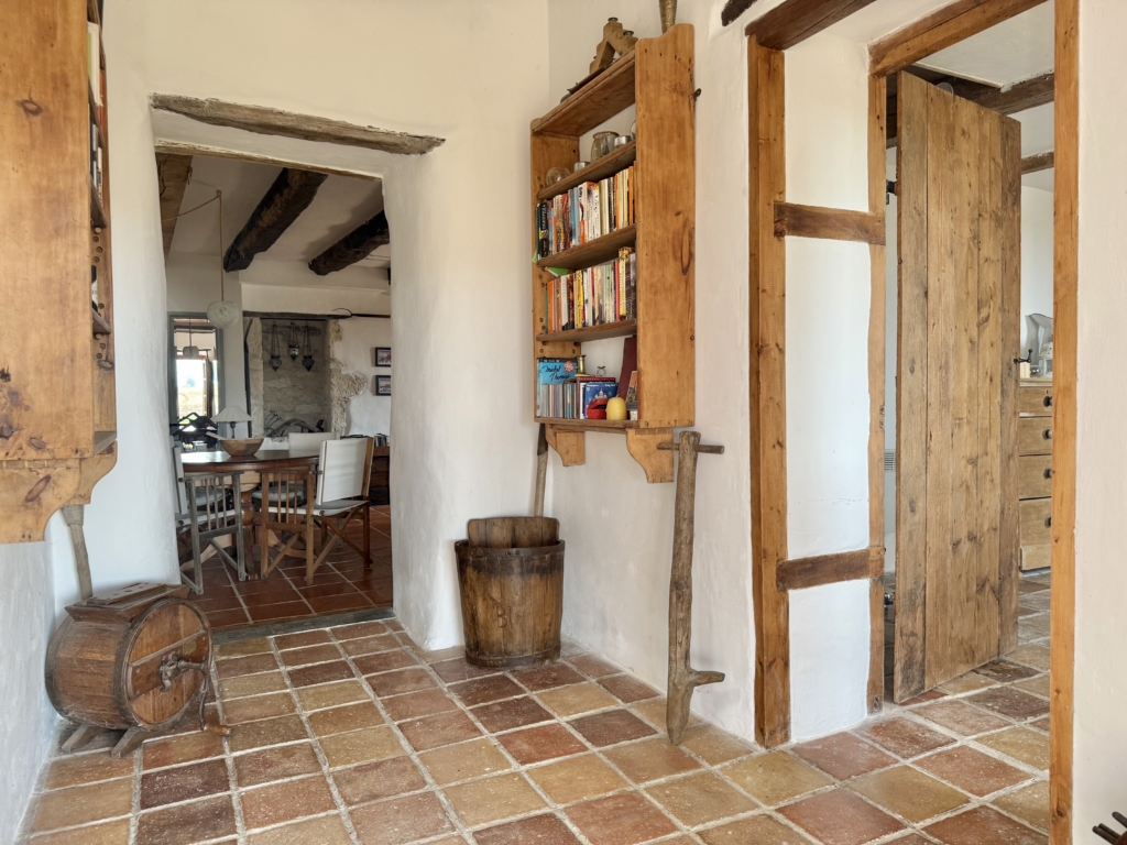 4 bed stone house with attached barn