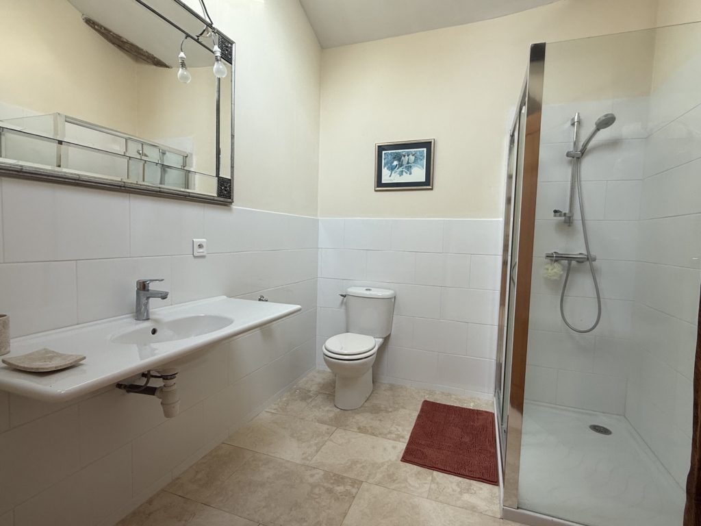 4 bed stone house with attached barn