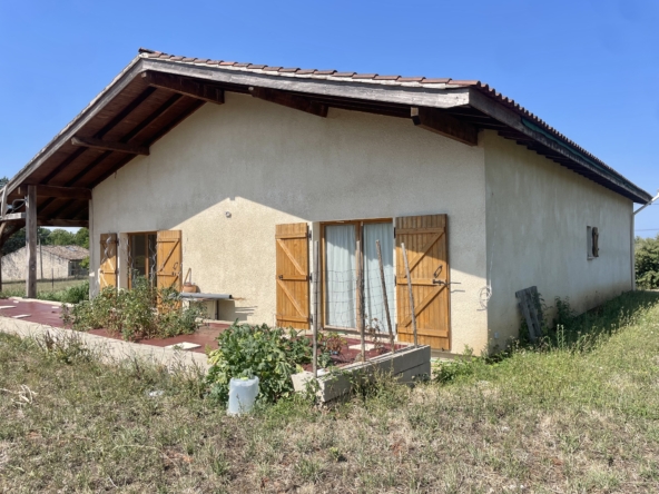 2 bed bungalow with garden