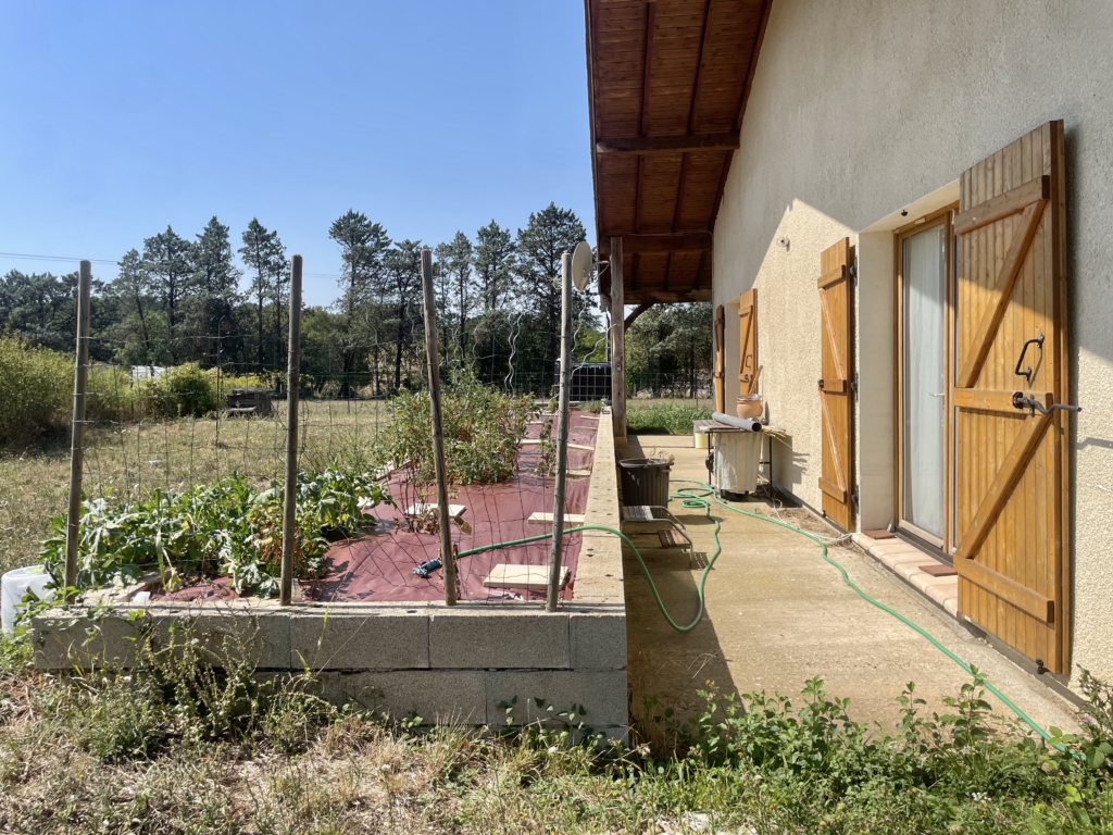 2 bed bungalow with garden