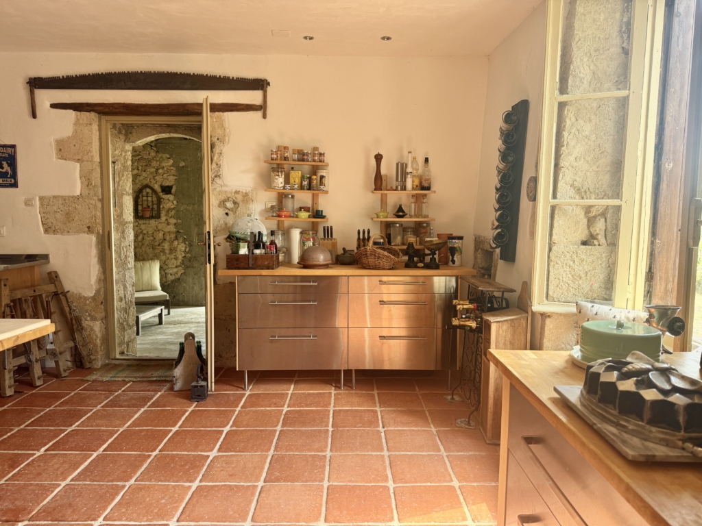 4 bed stone house with attached barn